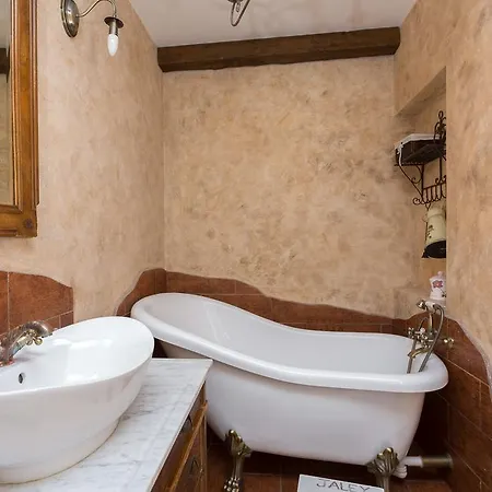 Enrico בית הארחה 2*